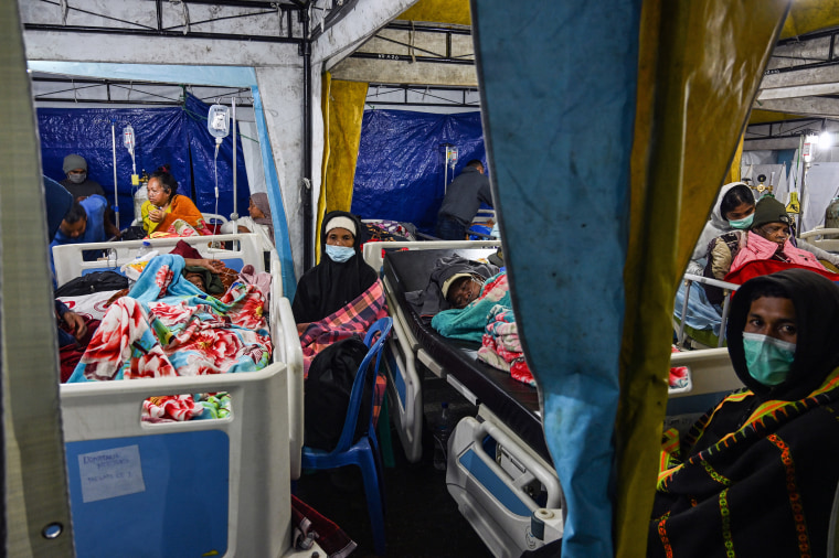 TOPSHOT-INDONESIA-QUAKE