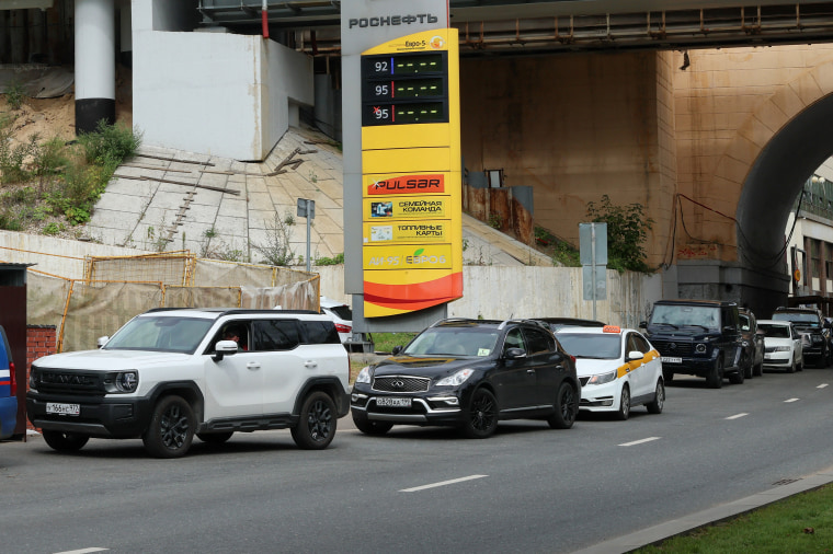 Moscow pumps face queues amid fuel shortages 