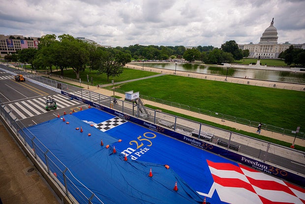 The U.S. Capitol Building is visible at the start and finish line. 