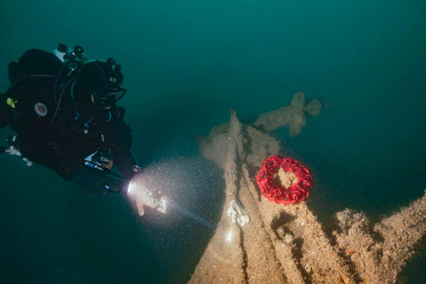 hms-tiger-guy-trees-credit-ricardo-constantino-laying-wreath-on-tiller-of-hms-tiger.jpg 