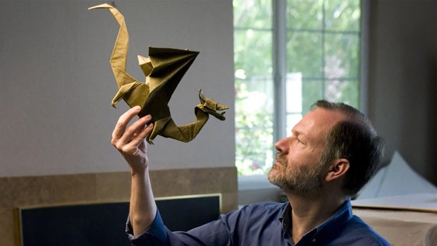 origami-artist-robert-lang-with-dragon.jpg 